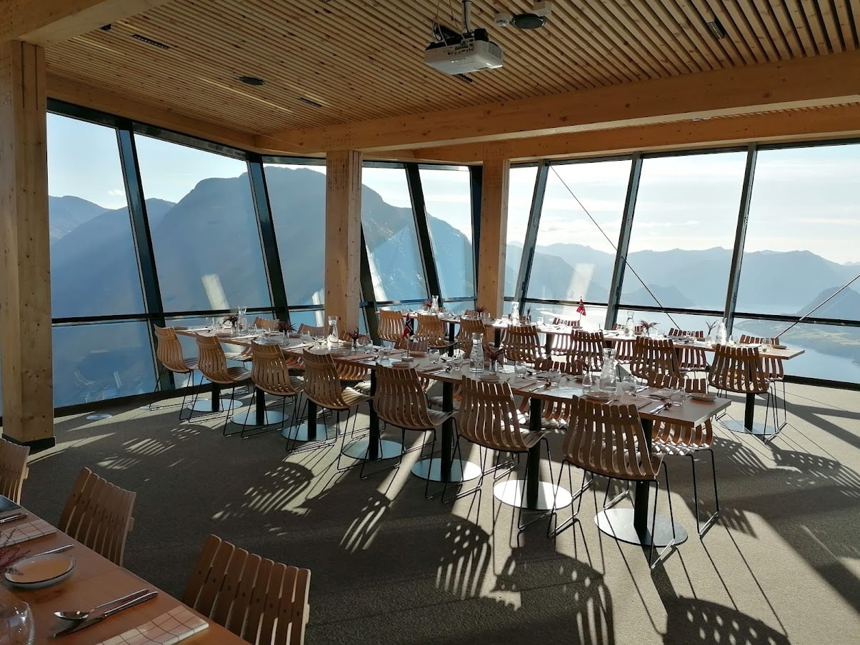 Eggen Restaurant med utsikt fra Romsdalsgondolen