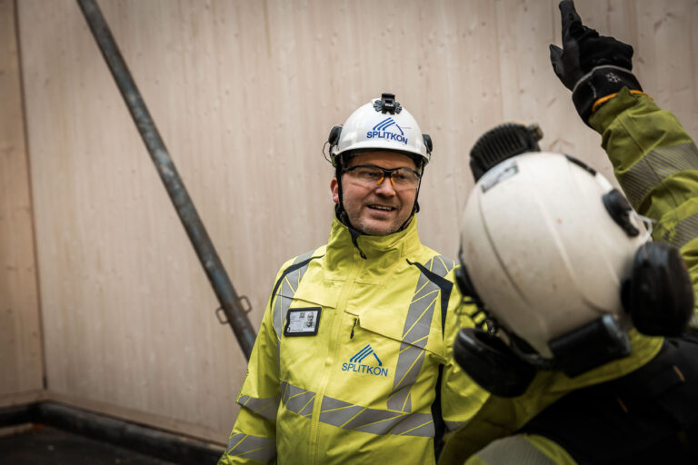 To menn i arbeidsklær på byggeplass